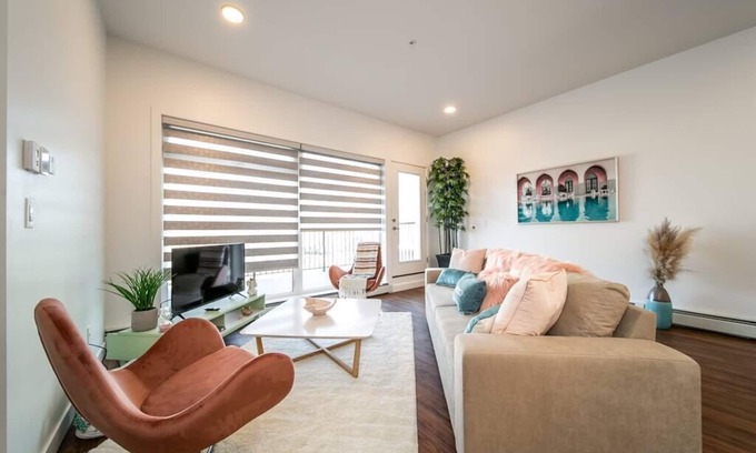 West Edmonton Apartment | SteamyRomanticGreekCorneerSuiteKingU/GWifi