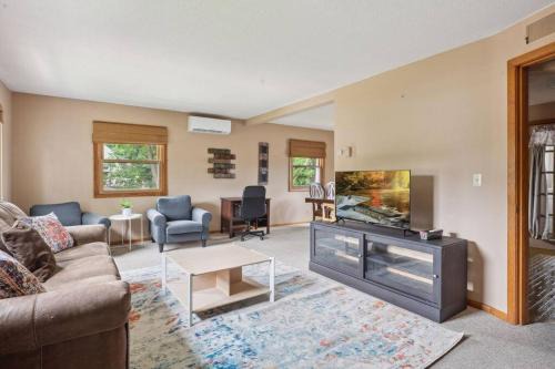 Keewaydin Apartment | Stellar two bedroom home