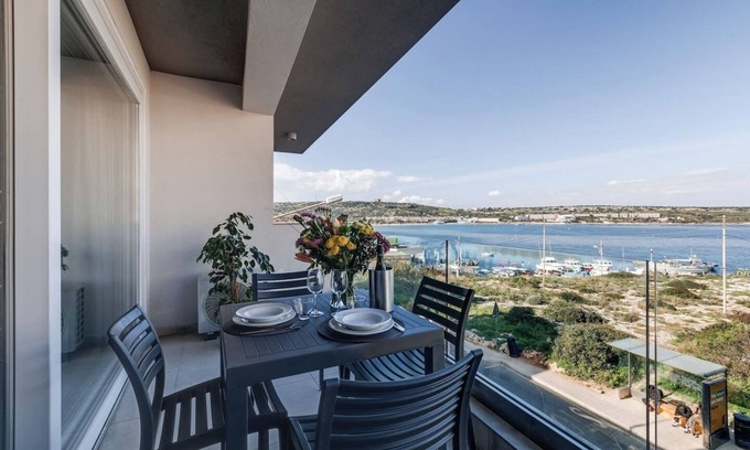 Għadira Apartment | 🌊 Steps from Mellieha Beach! Modern 1BR apartment with terrace, ensuite & kitchen 🌅 Perfect for couples, friends or business stays 🐚✨.