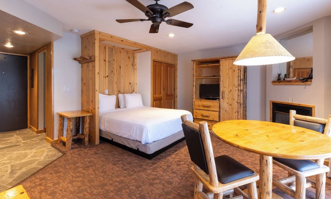 Olympic Valley Hotel | Steps from Palisades Tahoe | 3 Rooms with Fire Pit & Clubhouse Access