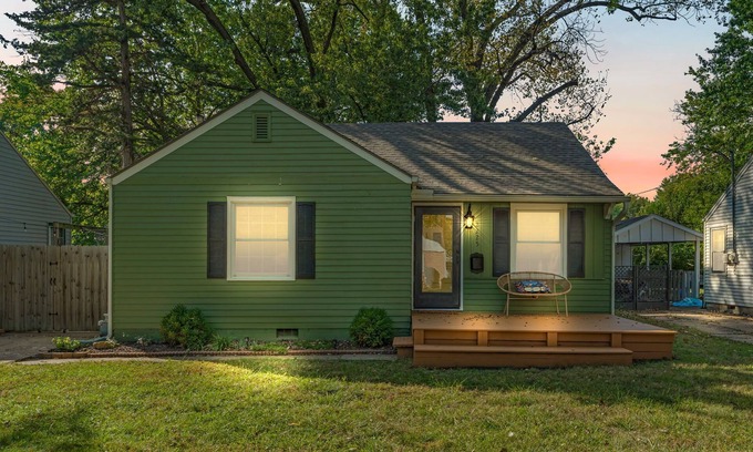 Topeka House | Steps from Washburn! Pet Friendly - Free Parking