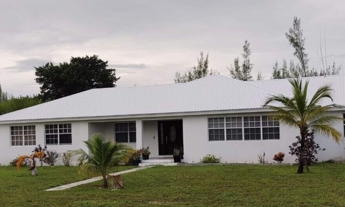 Windsor Park House | STEPS TO BEACH & WALK TO SHOPPING, DINING, WATER SPORTS & ENTERTAINMENT