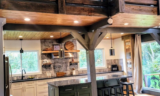 The Blue Mountains Ski Chalet | Steps to Blue Mountain Village/with Movie Room Hottub & Sauna - Long Term Rental