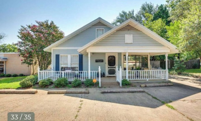 Canton House | Steps to Downtown Canton & First Monday - Pet & Family Friendly Pack n Play