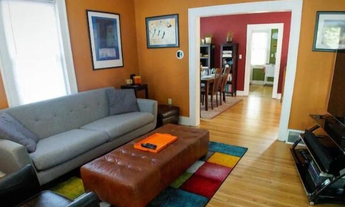 Mann House | Steps to Downtown Iowa City, Cozy and Colorful!