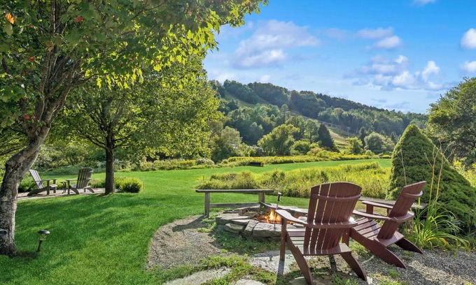 South Pomfret House | Steps to S6! Firepit, BBQ, Views! - Little House