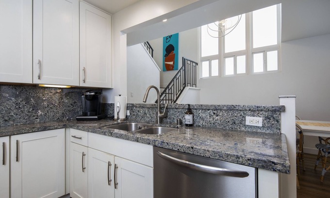 Del Mar Condo | Steps to the Beach, Park, Shops & Restaurants At 18th St DEL MAR BEACH COLONY