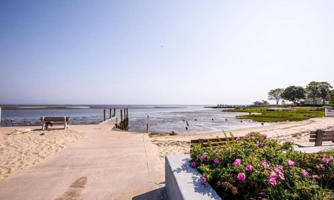 Saybrook Manor House | Steps to the Beach, Cozy Year Round Cottage 🐾 Pet Friendly