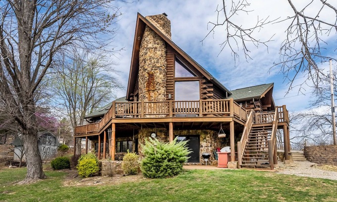 Goreville Cabin | Steps to the Private Beach, Miles from Stress