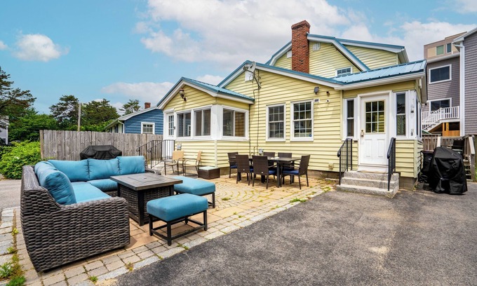 Old Orchard Beach House | Steps2Beach, 2SidesOfDuplex, Grill & Fire Pit, Beach Gear