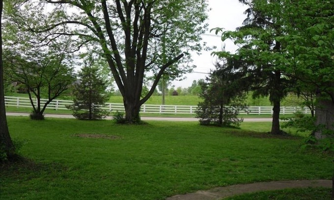 Lexington House | Stone Cottage @ Calumet Spring On 4 Beautiful Acres Of Kentucky Bluegrass!