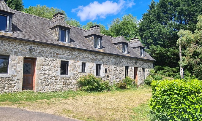 Mael-Pestivien House | STONE HOUSE IN THE COUNTRYSIDE, SET IN A HUGE GARDEN