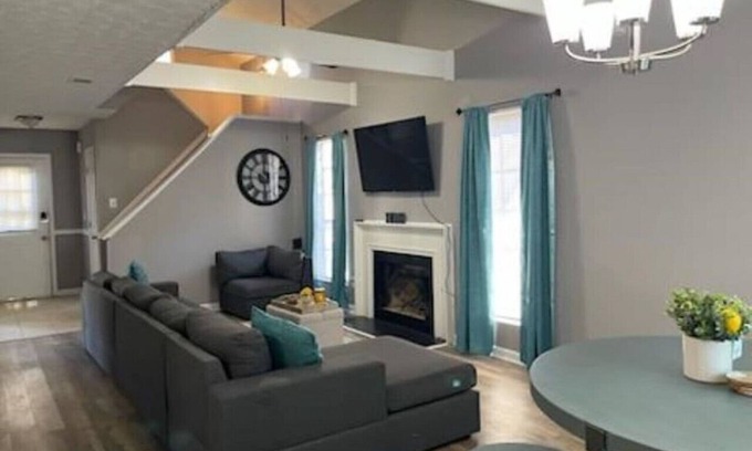 Stone Mountain House | Stone Mountain Delight, Smart TVs in Every Room, Pool Table, Desk and Backyard!