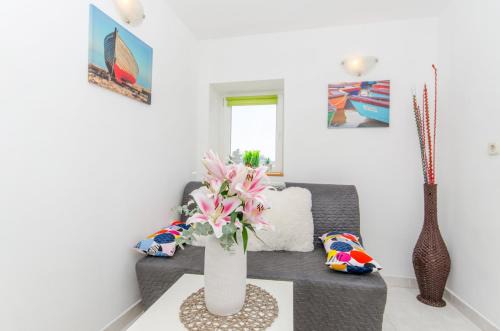 Split Apartment | Stone Rose in Center