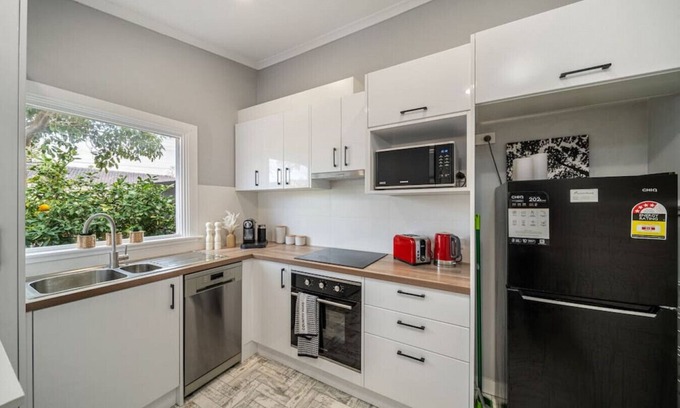 Glenelg South House | Stone`s Throw - Cafes, Parking, WiFi