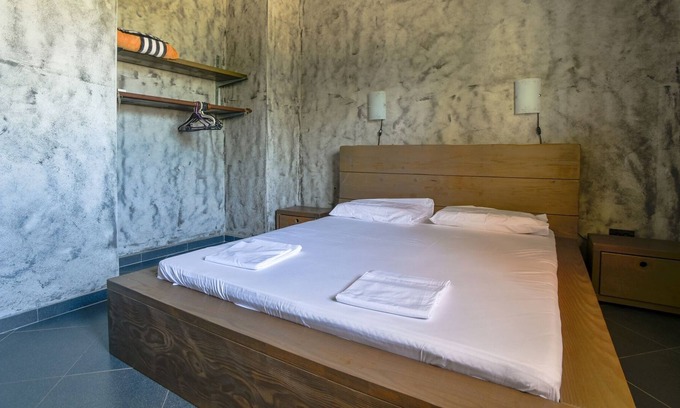 Zeljeznica Apartment | Stone Studio Flat 10 min to Beach in Bar