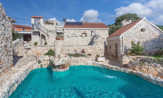 Vrsine House | Stonehouse Marina - Estate With A Two Private Pools