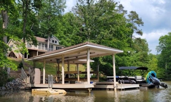 Goodview House | Stoney Creek: Luxury home with Wifi, 2 kayaks, firepit, screened in porch, large dock