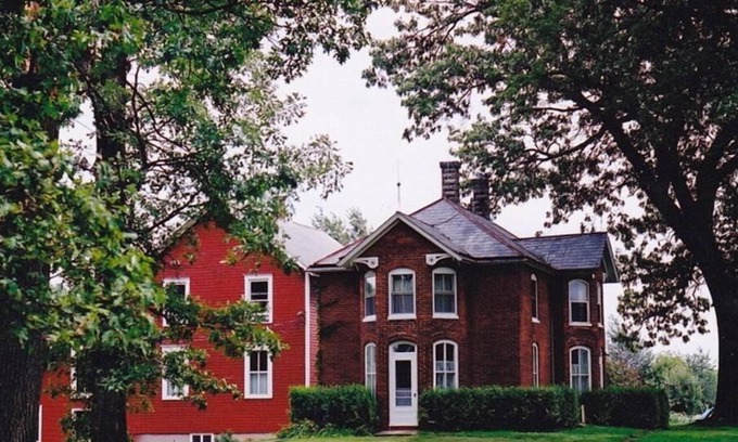 Muscatine Bed & Breakfast | Strawberry Farm Bed & Breakfast