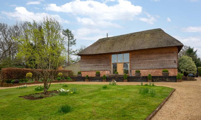 Ewhurst Green Cottage | Strawberry Hole Barn