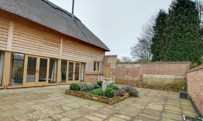 Ewhurst Green House | Strawberry Hole Barn