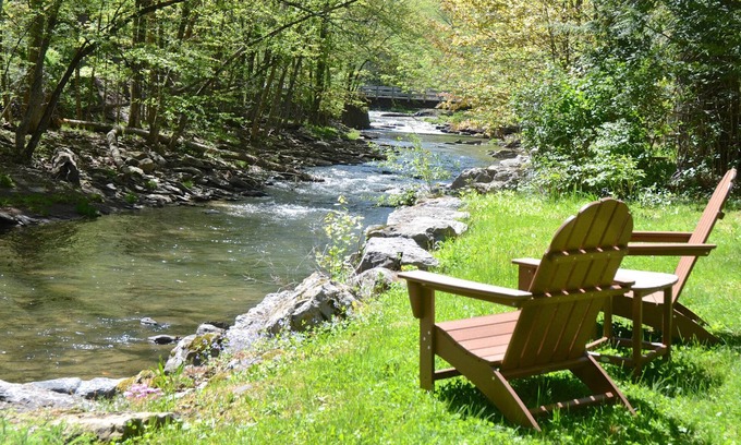 Woodstock House | STREAMSIDE Walk To Town, Hot Tub, 4 Br 2.5 Bath, Game Room