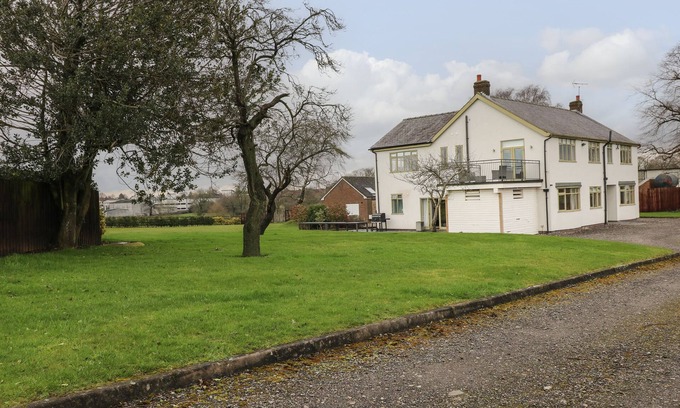 Pentrich House | STRELLEY COURT FARM, pet friendly in Ripley, Derbyshire
