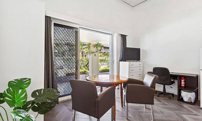 Fremantle Apartment | Stroll to Fremantle's Core: Studio Apartment