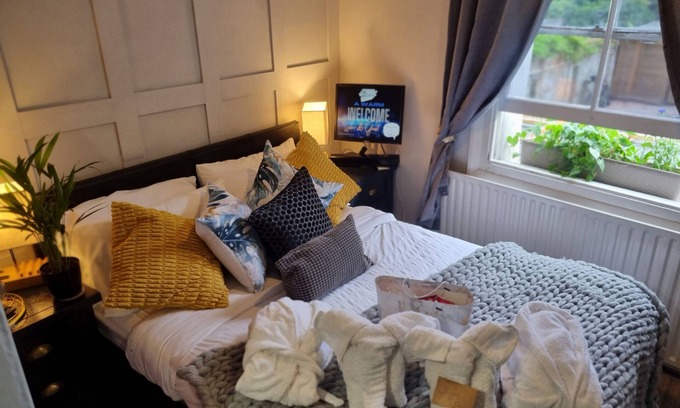 Fulwell and Hampton Hill Apartment | Studio @ 113b - A Home Away From Home