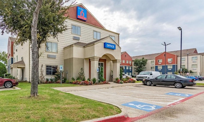 Northwest Dallas Hotel | Studio 6-Dallas, TX