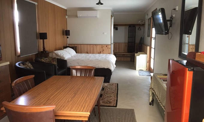 Mount Gambier Apartment | Studio 8 B & B - Perfect central location