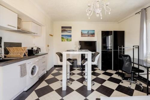 Plaine de la Brague Apartment | Studio Antibes - 5min des plages - Parking gratuit - Climatisation