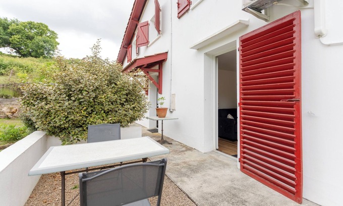 Guiche Apartment | Studio Apartment 'Beñat' with Private Terrace, Wi-Fi and Air Conditioning