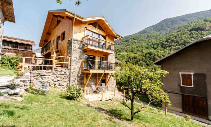 La Perriere Apartment | Studio Apartment 'Chalet Belamy 1' with Mountain View, Private Terrace and Wi-Fi