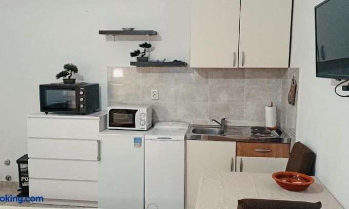 Split Apartment | Studio Apartment Nika