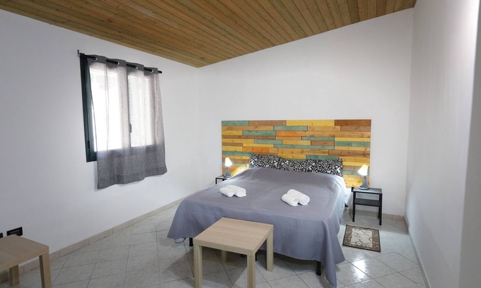 Noto Historic Centre Apartment | Studio 'Arancia - Fiumara Val Di Noto' with Mountain View, Wi-Fi and Air Conditioning