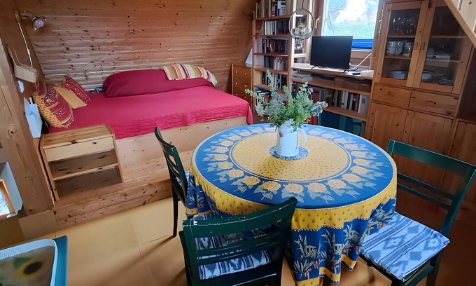 Betzenstein Apartment | Studio 'Bird's Nest' with Shared Terrace and Shared Garden