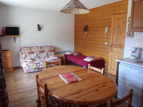 Le Devoluy Apartment | Studio cabine cosy, balcon & parking, 05250 La Joue du Loup - FR-1-504-256
