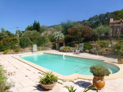 Pierrefeu-du-Var Apartment | Studio charmant à Pierrefeu-du-Var, 20 m², piscine partagée