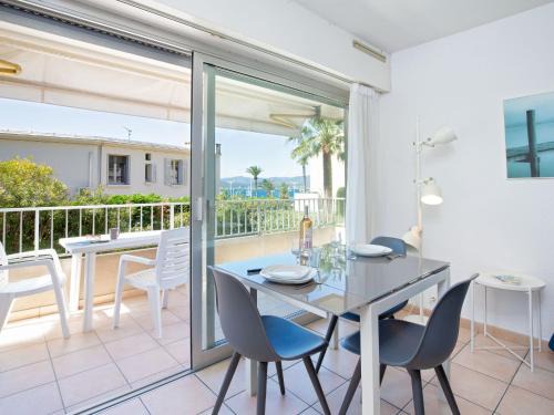 Saint-Raphael Apartment | Studio Climatisé Proche Plage et Commerces avec Balcon, Wi-Fi et Parking - FR-1-466A-16