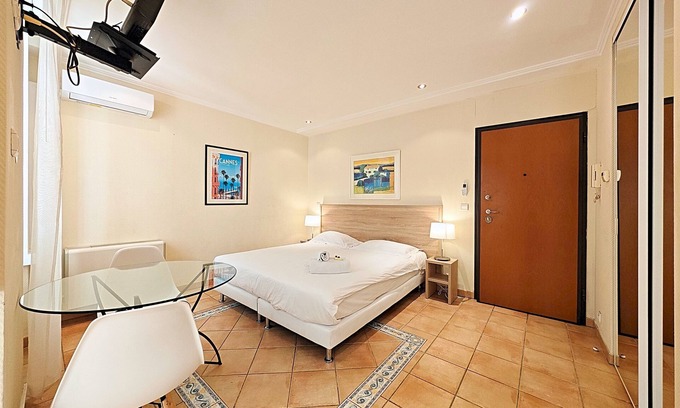 Cannes City Centre Apartment | Studio Commandant André 23 by Viva Riviera