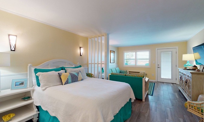 Port Aransas Condo | Studio Condo in Town, Near Beach, Shared Pool and Hot Tub