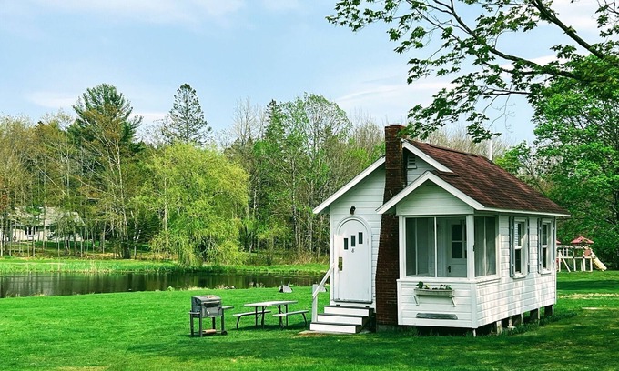 Bar Harbor Cottage | Studio cottage in Bar Harbor - Kitchen, AC, Wi-Fi & Fireplace, Sleeps 3.