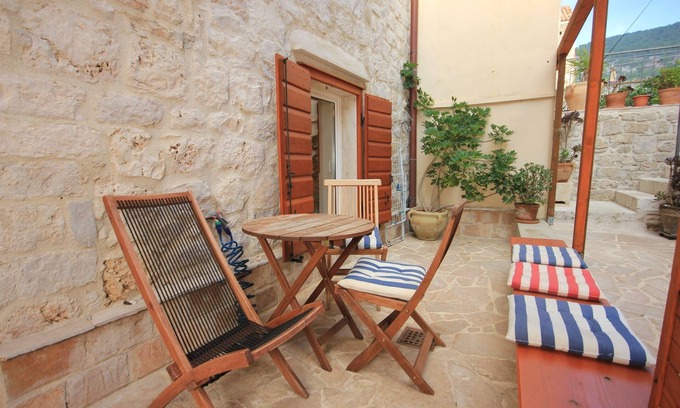 Komiza Apartment | Studio flat near beach Komiža, Vis (AS-3035-f)