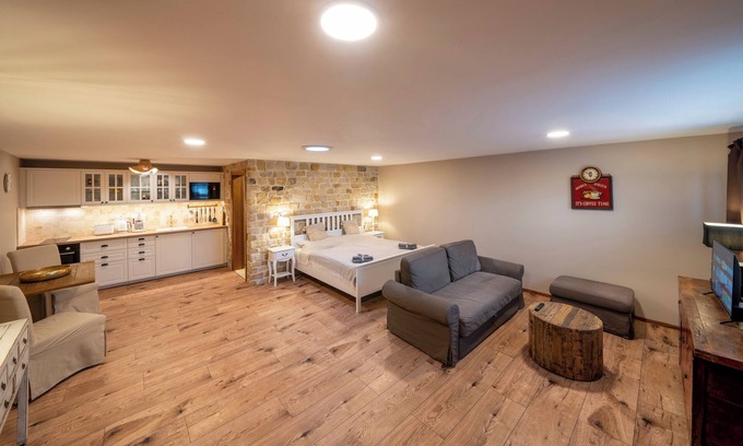 Chyne Apartment | Studio Flat - Sleeps 3 - Parking - Wifi