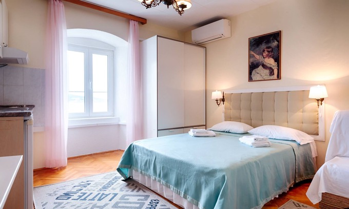 Komiza Apartment | Studio flat with air-conditioning Komiža, Vis (AS-2431-a)