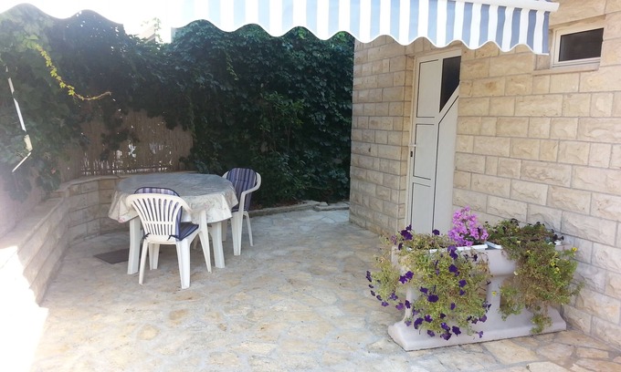 Vinisce Apartment | Studio flat with terrace Vinišće, Trogir (AS-12637-a)