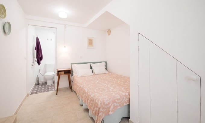 Santo Estevao Apartment | Studio, historic center, private bathroom and kitchenette, transport