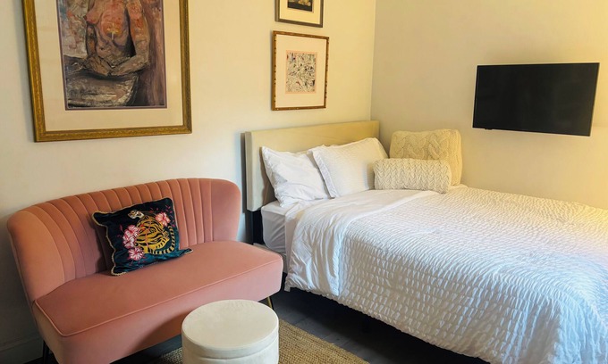 Chinatown Apartment | studio in chinatown/little italy fabulous neighborhood