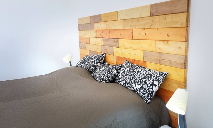 Noto Historic Centre Apartment | Studio 'Menta - Fiumara Val Di Noto' with Mountain View, Wi-Fi and Air Conditioning